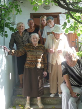 Vereinsmitglieder vor ihrem Haus Hoffnung, Simferopol